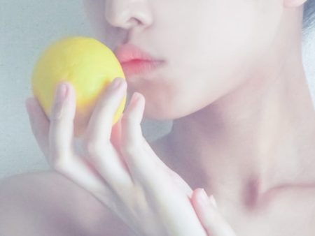 レモンにキスする女性